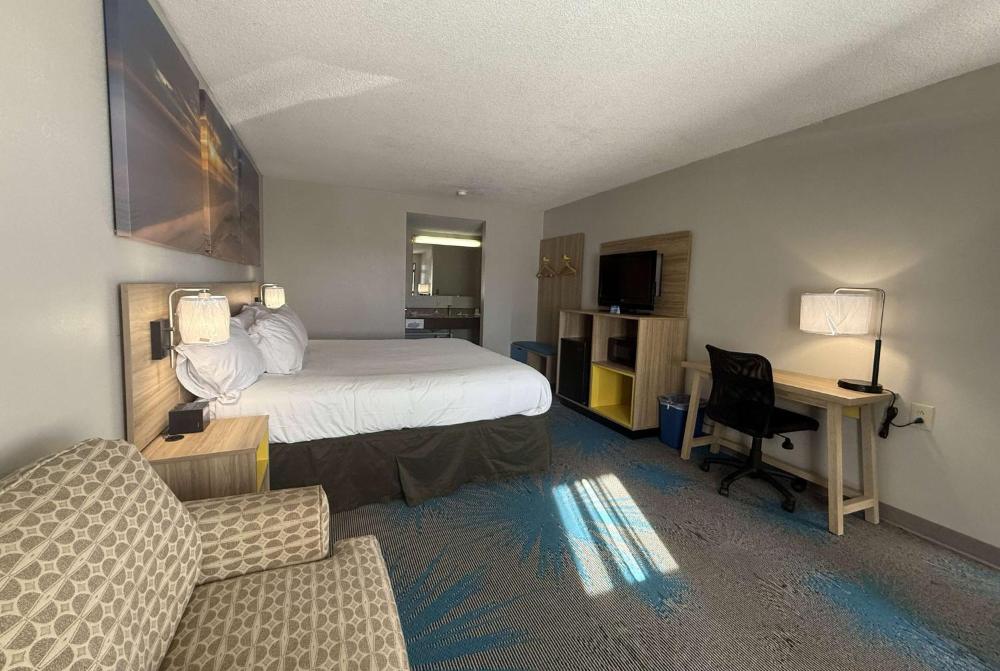 King Room - Mobility Access/Non-Smoking interior